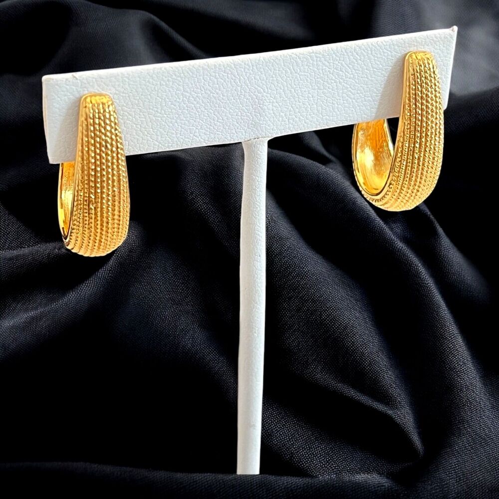 Vintage 1980s Napier Hoop Earrings Textured Gold Tone Pierced - 9C